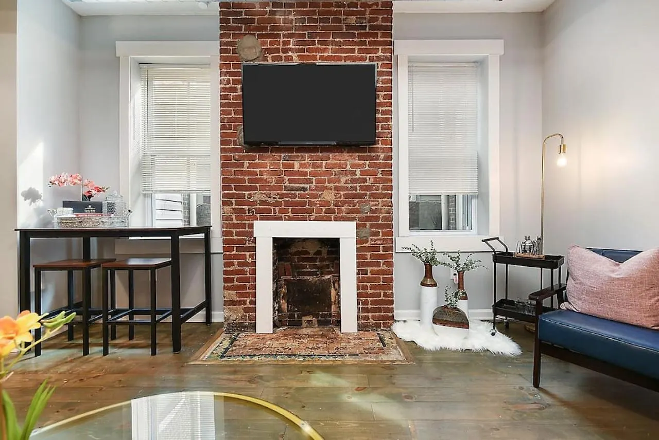 Hostwise Stays - The James Apt 1 - Patio, Free Street Parking Pittsburgh