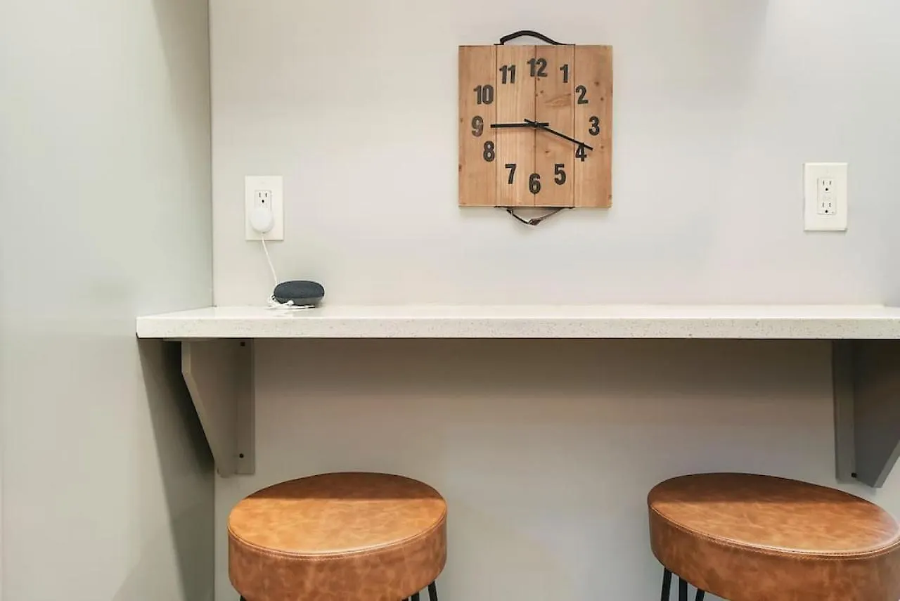 Hostwise Stays - The James Apt 1 - Patio, Free Street Parking Pittsburgh